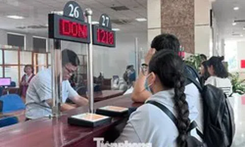 Khổ sở trong vai giám đốc, cú sốc 'tuýt còi' xuất cảnh