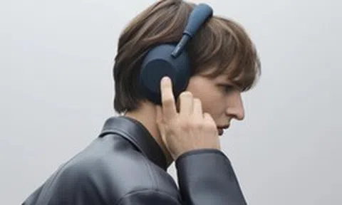 Sony WH-1000XM6 họp online có ổn không khi có mute nhanh và micro điều hướng chùm sóng AI?