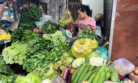 Mưa ngập kéo dài khiến giá rau TP.HCM tăng mạnh, người tiêu dùng thêm áp lực