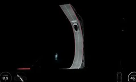 Elon Musk vừa khiến cả thế giới sửng sốt: Ô tô lộn ngược, bật "như tôm" giữa không trung rồi bay đáp đất nhẹ tênh