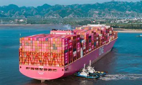 Siêu tàu container dài hơn 360 mét, 172.000 tấn cập cảng Hải Phòng, phá kỷ lục vừa thiết lập cách đây 3 tháng