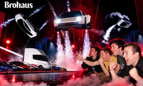 Tesla Roadster có gì mà nhiều người đàn ông mê đến thế?