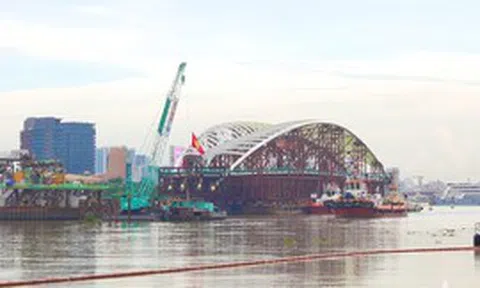 Siêu vòm thép nặng 3.400 tấn đã được lai dắt vượt biển thành công, cập bến trung tâm thành phố giàu nhất Việt Nam: Trải qua 2 ngày đi 124 km, sẵn sàng tạo nên khoảnh khắc đặc biệt vào ngày mai