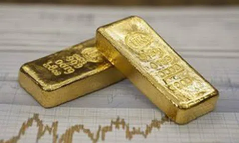Giá vàng liên tục sụt giảm, loạt quỹ lớn tranh thủ "gom hàng"
