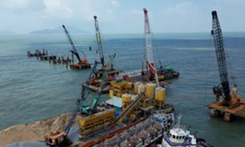 Khoan 438 cọc bê tông xuống lòng đại dương, huy động hơn 1.000 thiết bị xây siêu công trình 25.700 tỷ đồng dài nhất Việt Nam