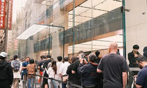 iPhone Duo mở bán: Hàng trăm người xếp hàng từ 2 ngày trước, nhiều người có thể ra về tay trắng
