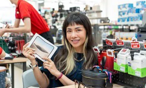 Những chủ nhân iPhone Duo đầu tiên tại Việt Nam nhận máy