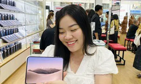 Dân TP.HCM đi 100km từ sáng sớm nhận iPhone Duo