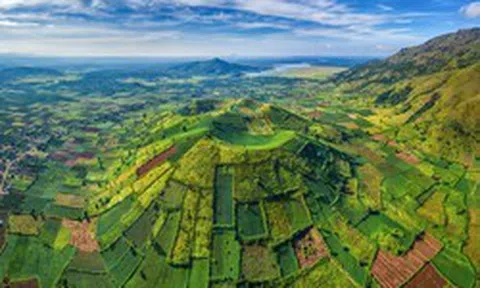Việt Nam sở hữu ngọn núi lửa có tuổi đời hàng triệu năm, nằm ẩn mình giữa đại ngàn Tây Nguyên, mùa hoa dã quỳ nhuộm vàng triền núi, được quy hoạch thành khu du lịch