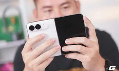 Trên tay iPhone Duo bản thương mại chính hãng: Nếp gấp rõ dần, giá từ 64,99 triệu đồng