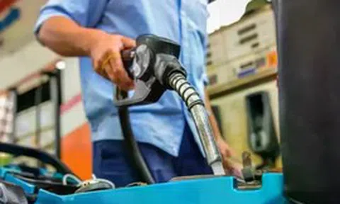 Giá xăng giảm hơn 1.800 đồng/lít