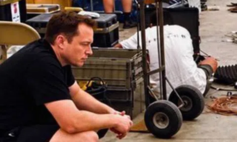 Khi bạn nghĩ đến việc bỏ cuộc, hãy nhớ đến bức ảnh này của Elon Musk năm 2006