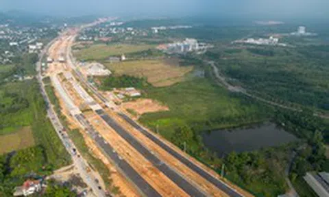 Toàn cảnh tuyến đường rộng gấp gần 4 lần đường băng sân bay, kết nối đại lộ đẹp nhất Việt Nam với cao tốc đi Tây Bắc