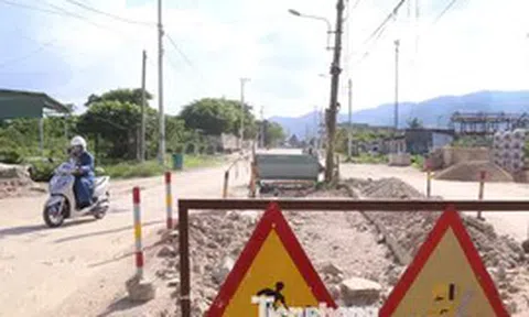 Đường hơn 3km thi công 3 năm vẫn dang dở, người dân khổ sở đi lại