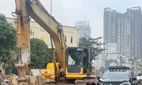 Xe cộ luồn lách giữa công trường Vành đai 2,5 Hà Nội